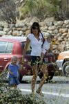 Ibiza 29 juli 2006
Robine v d Meer gaat boodschappen doen met haar zoontje en dochtertje