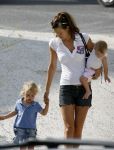 Ibiza 29 juli 2006
Robine v d Meer gaat boodschappen doen met haar zoontje en dochtertje