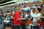 Eindhoven, 31 Juli 2006 Open Dag PSV 2006
27000 Toeschouwers. 
Ronald Koeman deelt handtekeningen uit aan jonge fans.