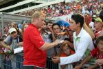 Eindhoven, 31 Juli 2006 Open Dag PSV 2006
27000 Toeschouwers. 
Ronald Koeman deelt handtekeningen uit aan jonge fans.