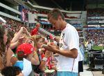 Eindhoven, 31 Juli 2006
Jaarlijkse Open Dag bij PSV met 27.000 toeschouwers
Ruud Boffin deelt handtekeningen uit
