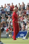 Zandvoort, 13 Augustus 2006 Dutch KLM Open Golf 2006
Kennemer Golfclub
Winnaar Simon Dyson uit Engeland maakt zijn winnende put in de playoff en wordt gefeliciteerd door Richard Greene