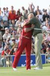 Zandvoort, 13 Augustus 2006 Dutch KLM Open Golf 2006
Kennemer Golfclub
Winnaar Simon Dyson uit Engeland maakt zijn winnende put in de playoff en wordt gefeliciteerd door Richard Greene