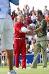 Zandvoort, 13 Augustus 2006 Dutch KLM Open Golf 2006
Kennemer Golfclub
Winnaar Simon Dyson uit Engeland maakt zijn winnende put in de playoff en wordt gefeliciteerd door Richard Greene