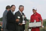 Zandvoort, 13 Augustus 2006 Dutch KLM Open Golf 2006
Kennemer Golfclub
Winnaar Simon Dyson uit Engeland wordt gefeliciteerd door NGF Voorzitter Wim Maris en Erik Varwijk ( President KLM )