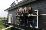 Muiderberg 31 mei 2006
Linda de Mol, Annette Malherbe Tjitske Reidinga  en Susan Visser  (Gooische vrouwen)op woonark in natuurreservaat Naardermeer tegen aanleg A6