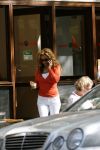 Amsterdam 21 juli 2006
Tatjana met gsm op terras met haar moeder