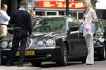 Amsterdam 17 mei 2006
Tooske Breugem heeft discussie met mensen van parkeerbeheer omdat ze niet betaald heeft.
Peter Smulders bv