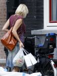 Amsterdam 17 augustus 2006
Tooske Breugem arriveert bij haar nieuwe huis. Bastiaan ragas wacht haar op