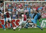 Rotterdam, 7 Mei 2006
Feyenoord stadion Gatorade Cup (KNVB-beker ) Seizoen 2005/2006
AJAX-PSV, eindstand 2-1
Wesley Sneijder wordt gestopt door Jan Vennegoor of Hesseling. Verder op de foto Klaas Jan Huntelaar die wordt vastgehouden door Eric Addo