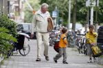 Amsterdam 2 juni 2006
Wim Kok haalt zijn2 kleinkinderen van school.
Peter Smulders bv