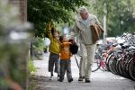 Amsterdam 2 juni 2006
Wim Kok haalt zijn2 kleinkinderen van school.
Peter Smulders bv
