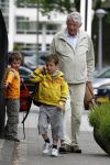 Amsterdam 2 juni 2006
Wim Kok haalt zijn2 kleinkinderen van school.
Peter Smulders bv