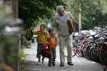 Amsterdam 2 juni 2006
Wim Kok haalt zijn2 kleinkinderen van school.
Peter Smulders bv