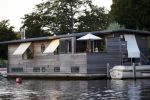 Loenen aan de Vecht 5 augustus 2007
Aad v d Heuvel met zijn vrouw op zijn woonboot aan de Vecht.