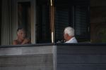 Loenen aan de Vecht 5 augustus 2007
Aad v d Heuvel met zijn vrouw op zijn woonboot aan de Vecht.