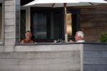 Loenen aan de Vecht 5 augustus 2007
Aad v d Heuvel met zijn vrouw op zijn woonboot aan de Vecht.