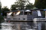 Loenen aan de Vecht 5 augustus 2007
Aad v d Heuvel met zijn vrouw op zijn woonboot aan de Vecht.