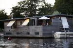 Loenen aan de Vecht 5 augustus 2007
Aad v d Heuvel met zijn vrouw op zijn woonboot aan de Vecht.