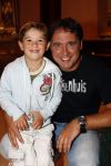 Noordwijk 15 augustus 2007
Tros zomerfeest bij hotels van Oranje . Zanger Alex met t shirt met tekst gekkenhuis en zijn zoontje