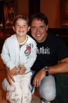 Noordwijk 15 augustus 2007
Tros zomerfeest bij hotels van Oranje . Zanger Alex met t shirt met tekst gekkenhuis en zijn zoontje