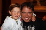 Noordwijk 15 augustus 2007
Tros zomerfeest bij hotels van Oranje . Zanger Alex met t shirt met tekst gekkenhuis en zijn zoontje