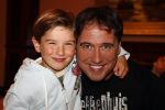 Noordwijk 15 augustus 2007
Tros zomerfeest bij hotels van Oranje . Zanger Alex met t shirt met tekst gekkenhuis en zijn zoontje