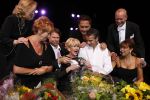 Den Haag 23 juni 2007
Optreden van Anneke Gronloh in het koninklijk theater van Den Haag vanwege haar 65e verjaardag. Op deze dag is ook haar zus Tjula overleden. Sandra Reemer Ria Valk Frans Mulder Lonny Manager Bart en zoon Wim Jaap