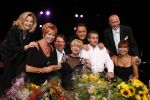 Den Haag 23 juni 2007
Optreden van Anneke Gronloh in het koninklijk theater van Den Haag vanwege haar 65e verjaardag. Op deze dag is ook haar zus Tjula overleden. Sandra Reemer Ria Valk Frans Mulder Lonny Manager Bart en zoon Wim Jaap