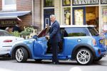 Amsterdam 22 augustus 2007
Bram Moszkowicz eet een broodje bij zijn nieuwe mini cooper.