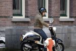 Amsterdam 31 juli 2007
Cas jansen op scooter in amsterdam.
