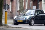 Amsterdam 16 augustus 2007
Catherine Keyl met mini cooper cabrio boodschappen aan het doen op de cornelis schuytstraat.