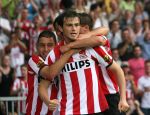 Eindhoven, 25 Augustus 2007 Eerste thuiswedstrijd Seizoen 2007/2008 PSV-NEC, eindstand 5-0
Danko Lazovic goed voor zijn eerste 2 doelpunten in dienst van PSV wordt gefeliciteerd door Ismail Aissati