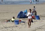 Bergen aan Zee 31 juli 2007
Youp van t Hek en zjn vrouw Debbie Petter op het strand.