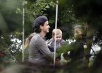 8 augustus 2007
Dinand Woesthoff met vriendin Lucy en   baby