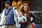 Amsterdam 30 juli 2007
Glennis Grace met vriend Moos en hun zoontje aan het wandelen.
Peter Smulders bv