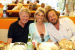 St Tropez 4 augustus 2007
Vrijgezellendag van Willibrord Frequin bij Tahiti Beach. Jan des Bouvrie met Herman Heinsbroek en een vriendin