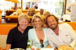 St Tropez 4 augustus 2007
Vrijgezellendag van Willibrord Frequin bij Tahiti Beach. Jan des Bouvrie met Herman Heinsbroek en een vriendin