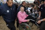 Bergen aan Zee 4 juli 2007
Tros zomerfeesten in bergen aan zee. Koos Alberts in rolstoel met Patricia Paay en Yvonne Keeley