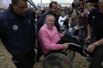 Bergen aan Zee 4 juli 2007
Tros zomerfeesten in bergen aan zee. Koos Alberts in rolstoel met Patricia Paay en Yvonne Keeley