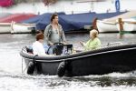 Amsterdam 9 augustus 2007
Leco v Zadelhoff aan het varen met boot . Yvonne Brandsteder en Nicolette zijn daarbij.