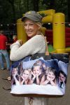 Wassenaar 11 juli 2007
Premiere Sitah in duinrell. Mary Borsato met tas met daarop haar kleinkinderen. Foto heb ik gemaakt op curacao