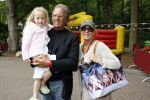 Wassenaar 11 juli 2007
Premiere Sitah in duinrell. Mary Borsato met tas met daarop haar kleinkinderen. Foto heb ik gemaakt op curacao