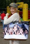 Wassenaar 11 juli 2007
Premiere Sitah in duinrell. Mary Borsato met tas met daarop haar kleinkinderen. Foto heb ik gemaakt op curacao
