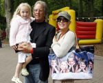 Wassenaar 11 juli 2007
Premiere Sitah in duinrell. Mary Borsato met tas met daarop haar kleinkinderen. Foto heb ik gemaakt op curacao. Mary met vriend Bert en kleindochter