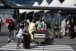Schiphol 29 juli 2007
Patrick Kluivert en zij zwangere vriendin Rossana Lima komen terug met hun kinderen van vakantie op ibiza.