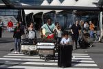 Schiphol 29 juli 2007
Patrick Kluivert en zij zwangere vriendin Rossana Lima komen terug met hun kinderen van vakantie op ibiza.