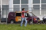 Amsterdam, 27 Juli 2007
Een lachende Rick Brandsteder ging vandaag met zijn broer Robert Brandsteder en chauffeur Menno Kohler de auto van zijn moeder ophalen die hij afgelopen week met drank op in elkaar had gereden.
Na een nachtje cel mocht hij weer naar huis.
Foto Peter Smulders BV