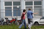 Amsterdam, 27 Juli 2007
Een lachende Rick Brandsteder ging vandaag met zijn broer Robert Brandsteder en chauffeur Menno Kohler de auto van zijn moeder ophalen die hij afgelopen week met drank op in elkaar had gereden.
Na een nachtje cel mocht hij weer naar huis.
Foto Peter Smulders BV