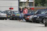 Amsterdam, 27 Juli 2007
Een lachende Rick Brandsteder met politiefunctionaris ging vandaag met zijn broer Robert Brandsteder en chauffeur Menno Kohler de auto van zijn moeder ophalen die hij afgelopen week met drank op in elkaar had gereden.
Na een nachtje cel mocht hij weer naar huis.
Foto Peter Smulders BV
